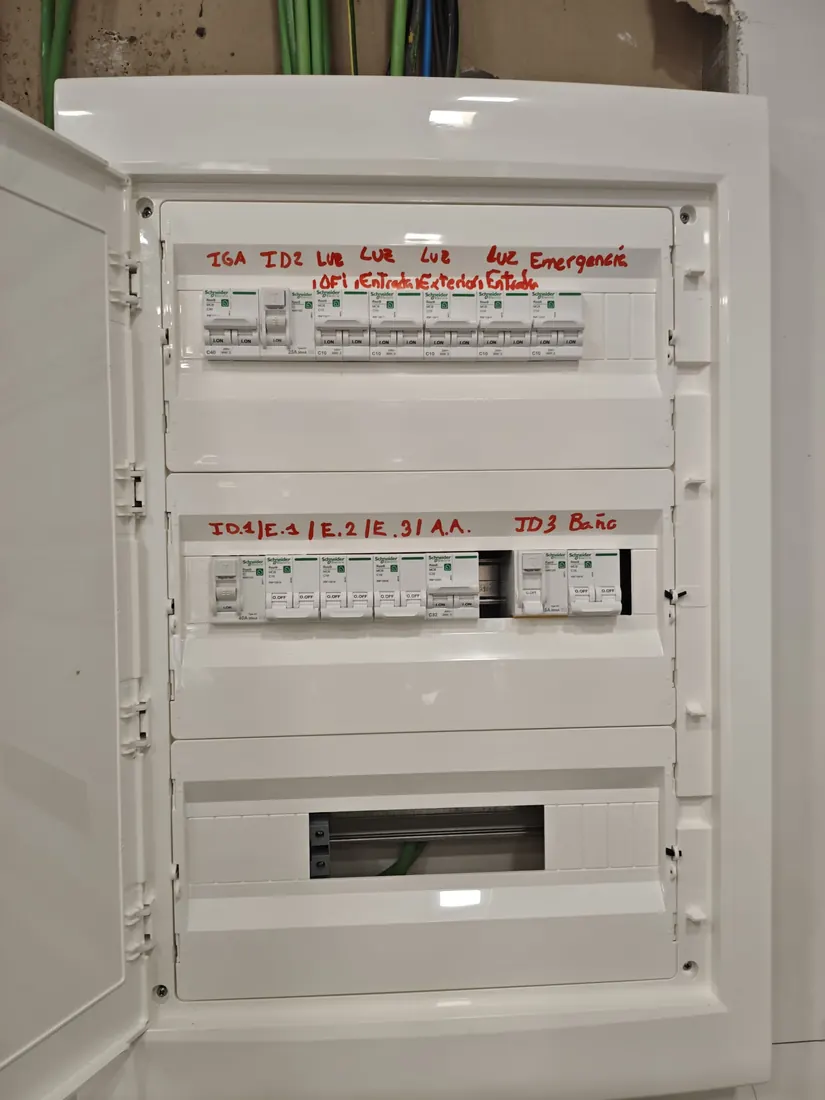Cuadro eléctrico renovado y etiquetado en un local comercial de Puerto de Sagunto