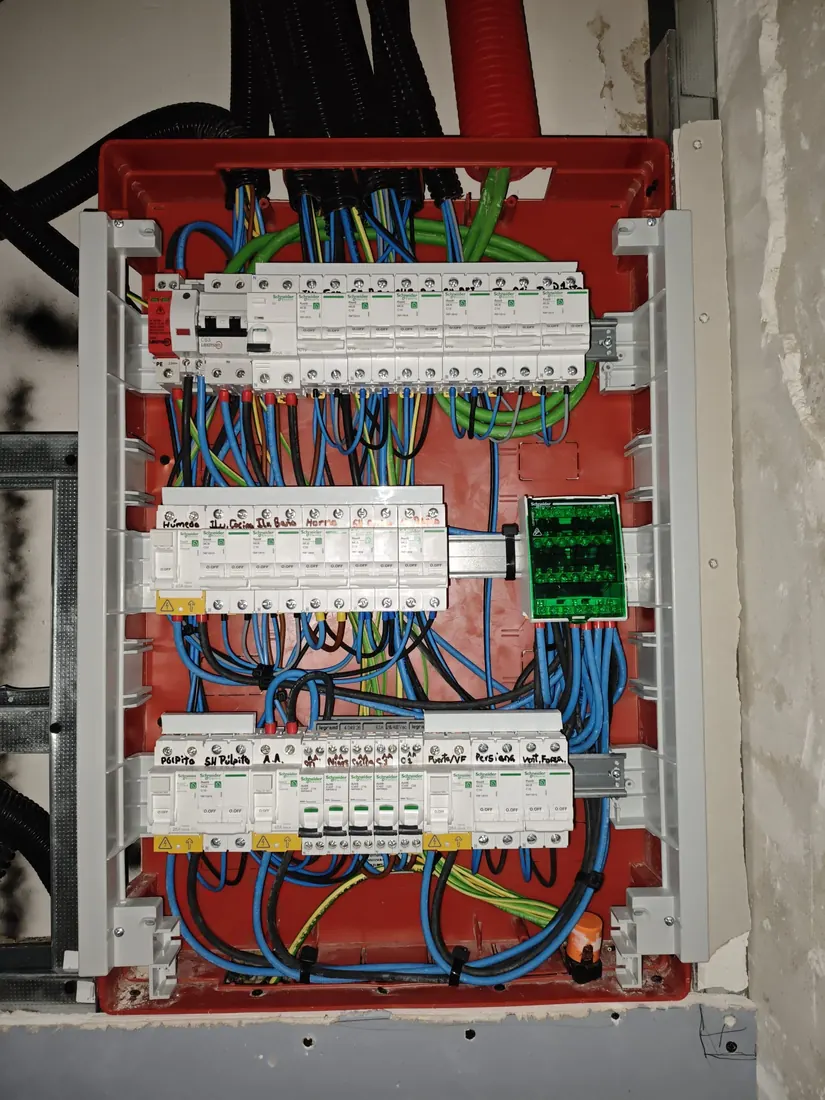 Instalación eléctrica completa con nueva derivación individual en local de pública concurrencia