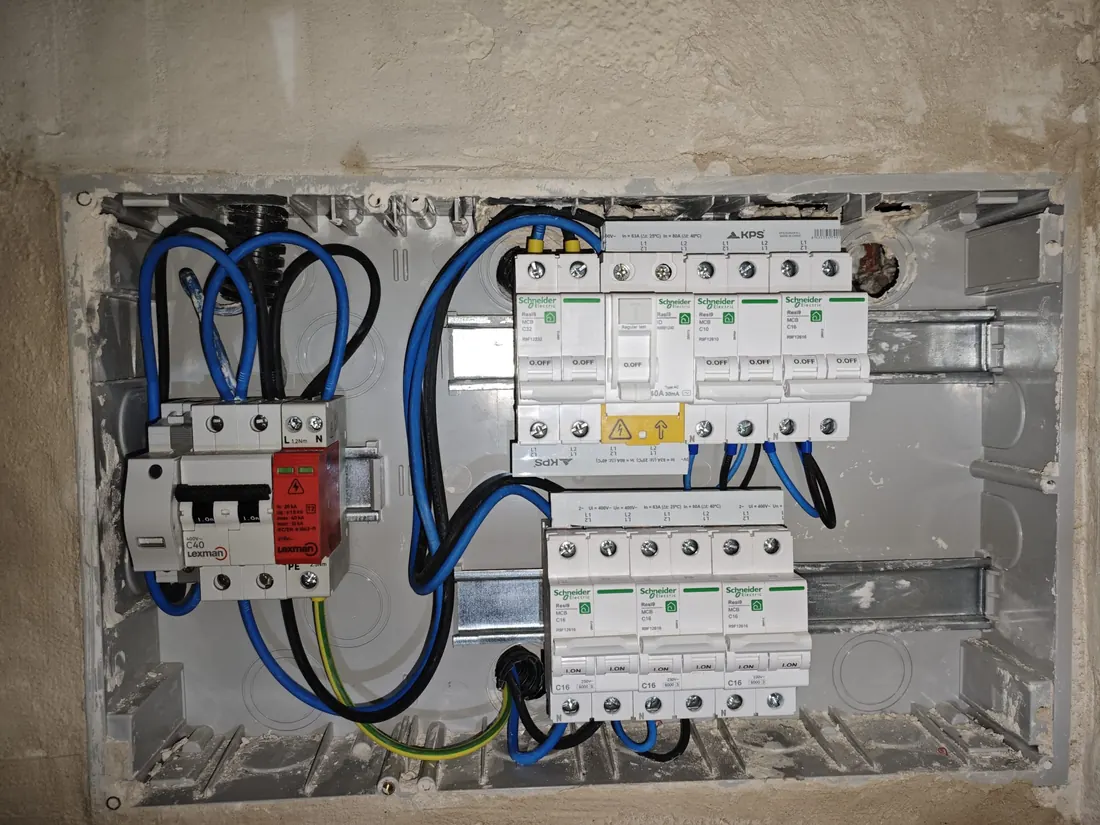 Cuadro eléctrico de baja electrificación instalado en una vivienda